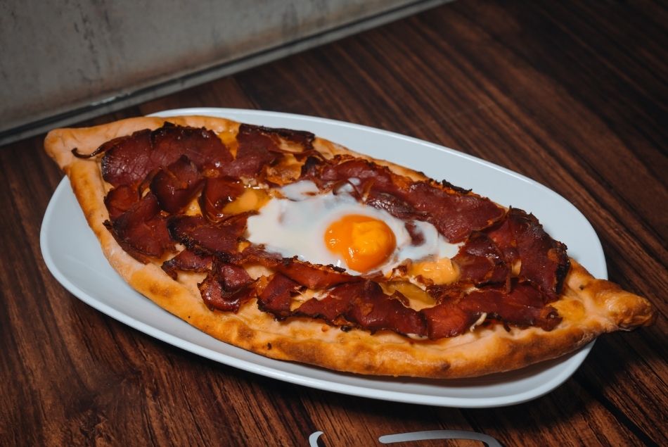 Açık Pastırmalı Pide